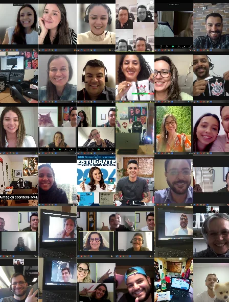 Mosaico de uma aula online ao vivo: dezenas de alunos sorrindo nas suas câmeras